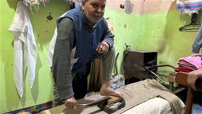 حرفة لا تموت .. قصة كفاح عم «محمد» مع مكواة الرجل بالشرقية - الخليج الان