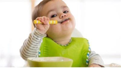 "من الببرونة للطبق " دليل تغذية طفلك من 4 شهور حتي عامين - الخليج الان