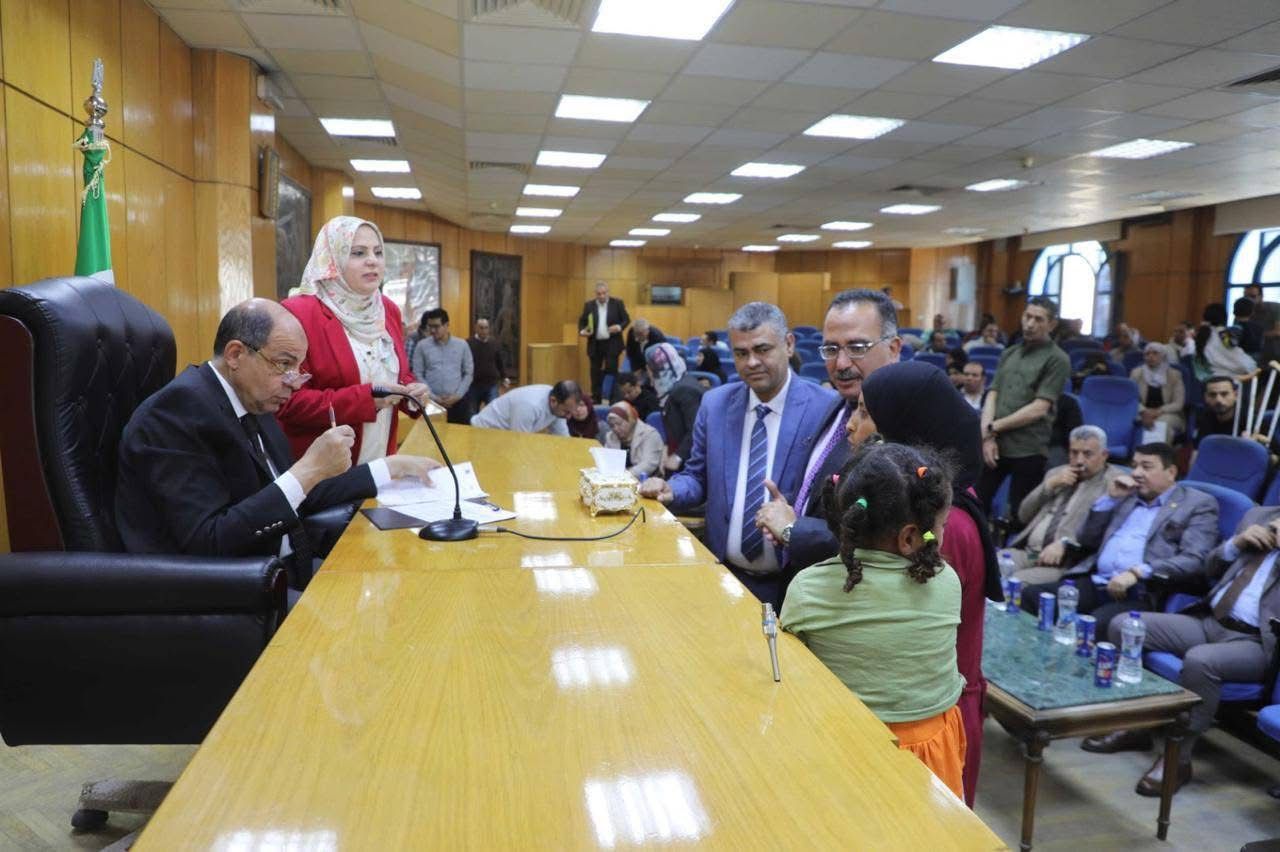 محافظ المنيا يوجه بتمهيد طرق "بهدال" وسرعة تشغيل مجمع خدمات "زهرة" - الخليج الان