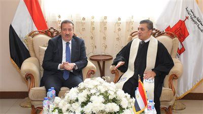 محافظ بورسعيد يشارك الأقباط احتفالات عيد القيامة بالكنيسة الإنجيلية ويؤكد: وحدة المصريين سر قوة الوطن - الخليج الان