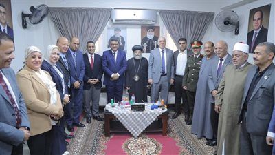 محافظ قنا ومدير الأمن يهنئان الأنبا بضابا أسقف نجع حمادي وتوابعها بعيد القيامة المجيد - الخليج الان