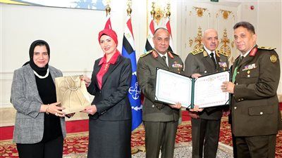 وزير الدفاع والإنتاج الحربى يكرم عدداً من القادة الذين أوفوا العطاء بالقوات المسلحة - الخليج الان