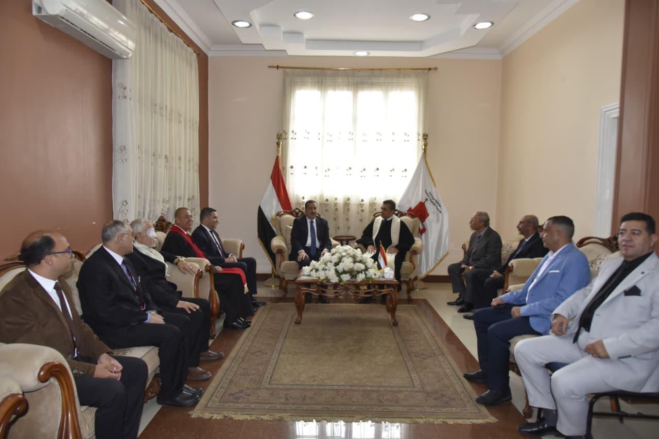 محافظ بورسعيد يشارك الأقباط احتفالات عيد القيامة بالكنيسة الإنجيلية ويؤكد: وحدة المصريين سر قوة الوطن - الخليج الان