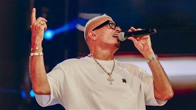 تصل لـ 7500.. تعرف على أسعار تذاكر حفل عمرو دياب في الجامعة الأمريكية - الخليج الان