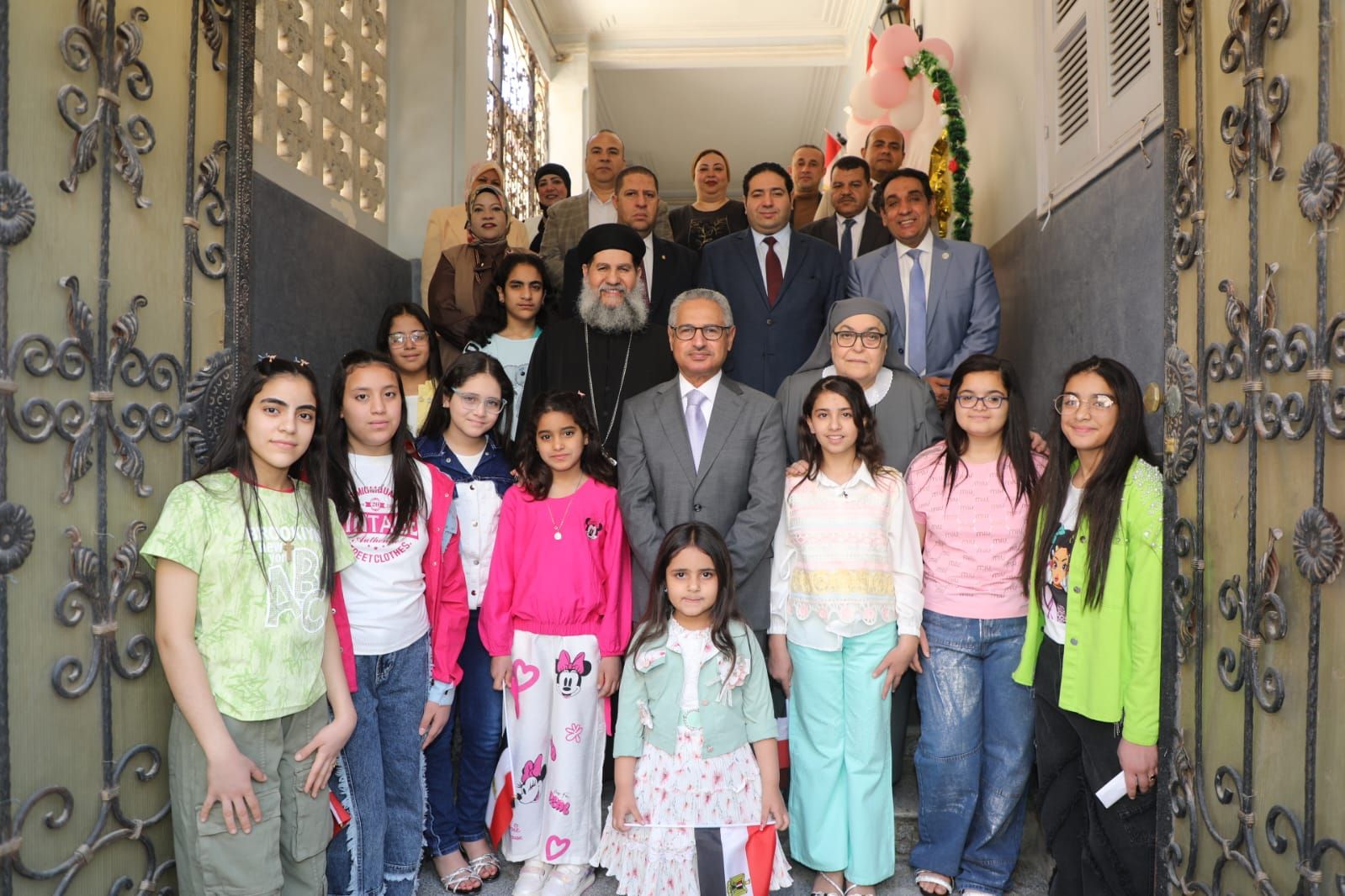 محافظ بني سويف يشارك أطفال دار "صديقات الكتاب المقدس" فرحتهم بعيد القيامة المجيد - الخليج الان