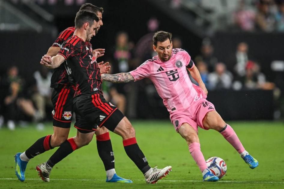 رونالدو يسجل ويبتعد في الصدارة.. وميسي يتعثر مجدداً