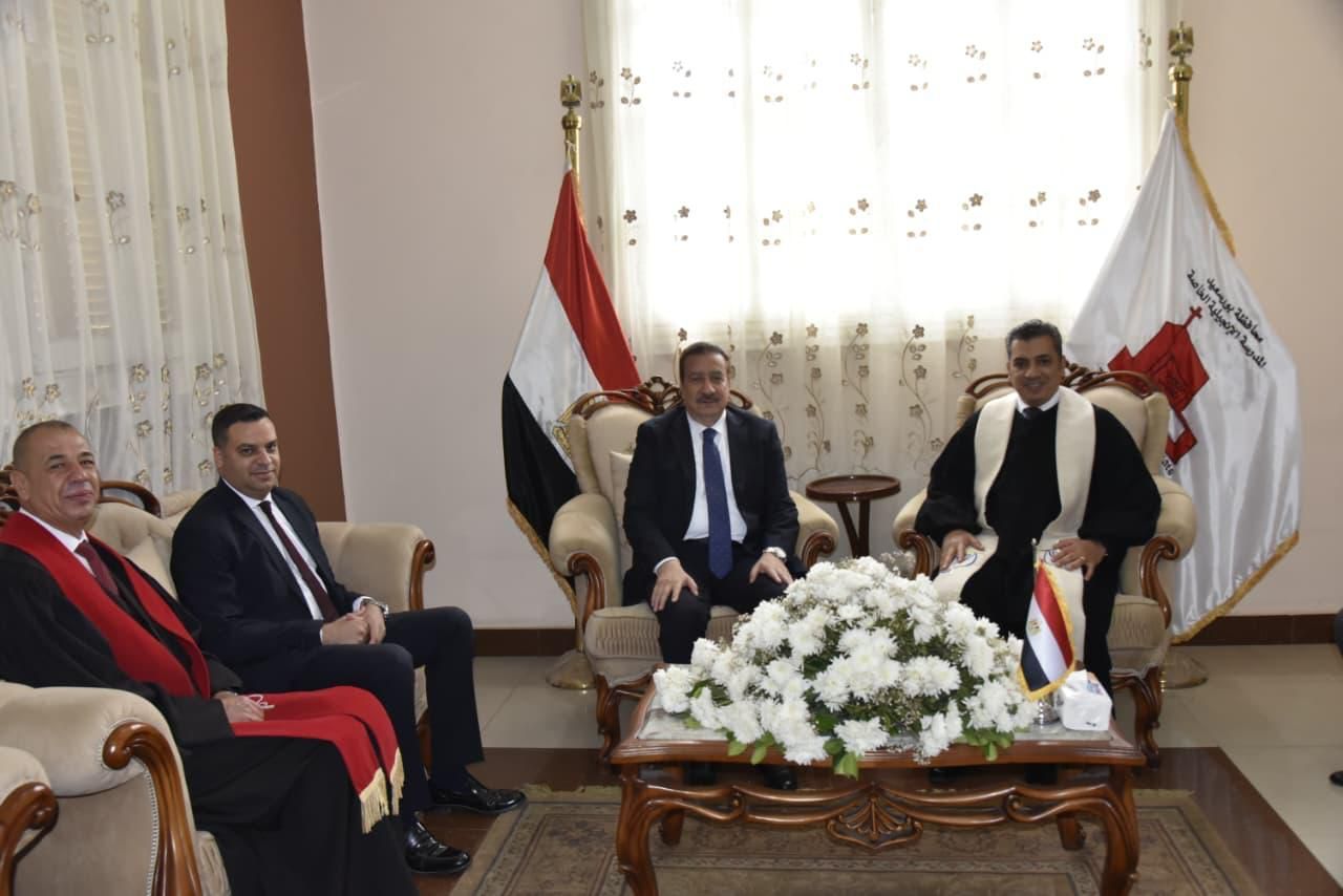 محافظ بورسعيد يشارك الأقباط احتفالات عيد القيامة بالكنيسة الإنجيلية ويؤكد: وحدة المصريين سر قوة الوطن - الخليج الان