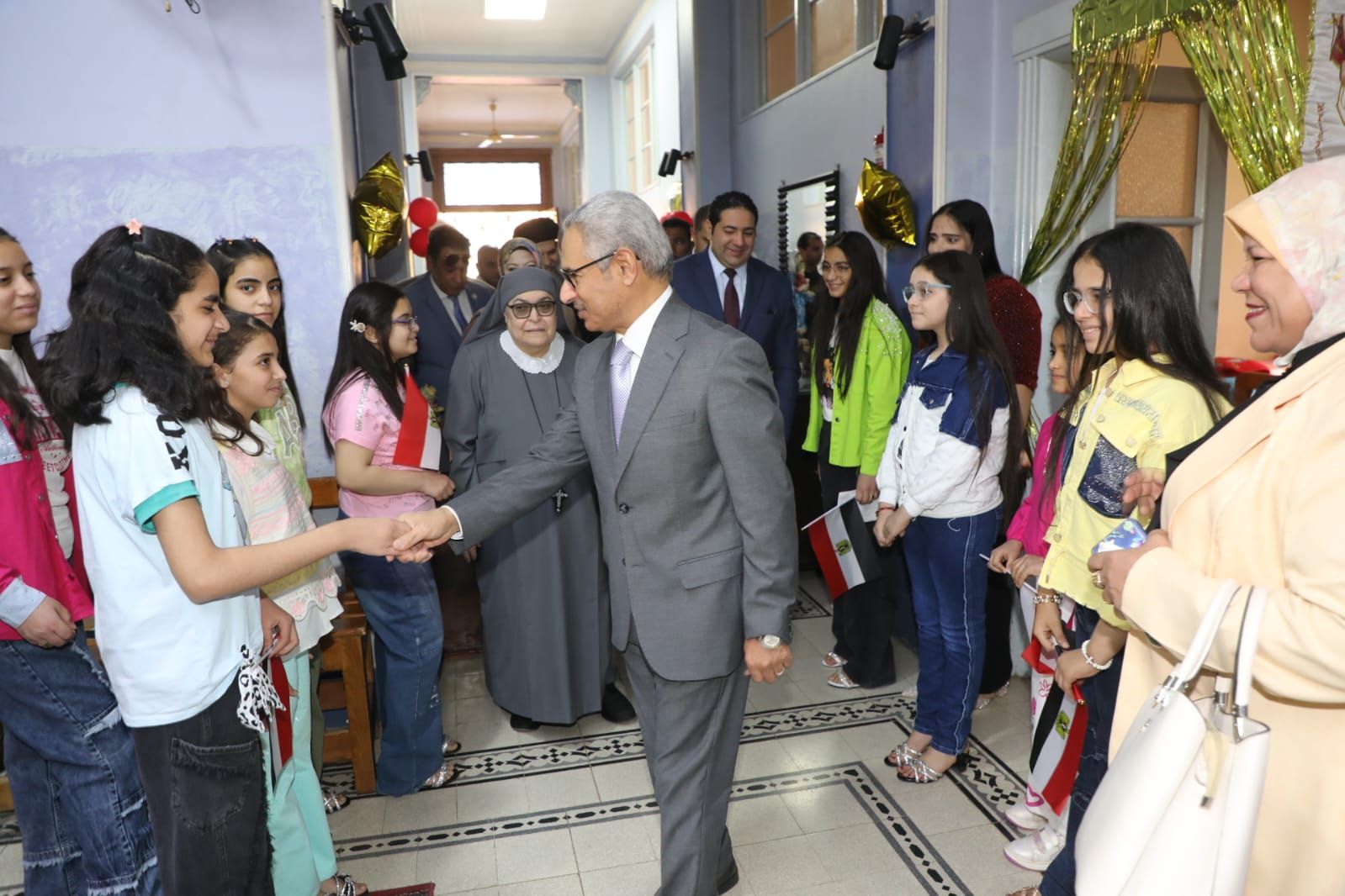 محافظ بني سويف يشارك أطفال دار "صديقات الكتاب المقدس" فرحتهم بعيد القيامة المجيد - الخليج الان