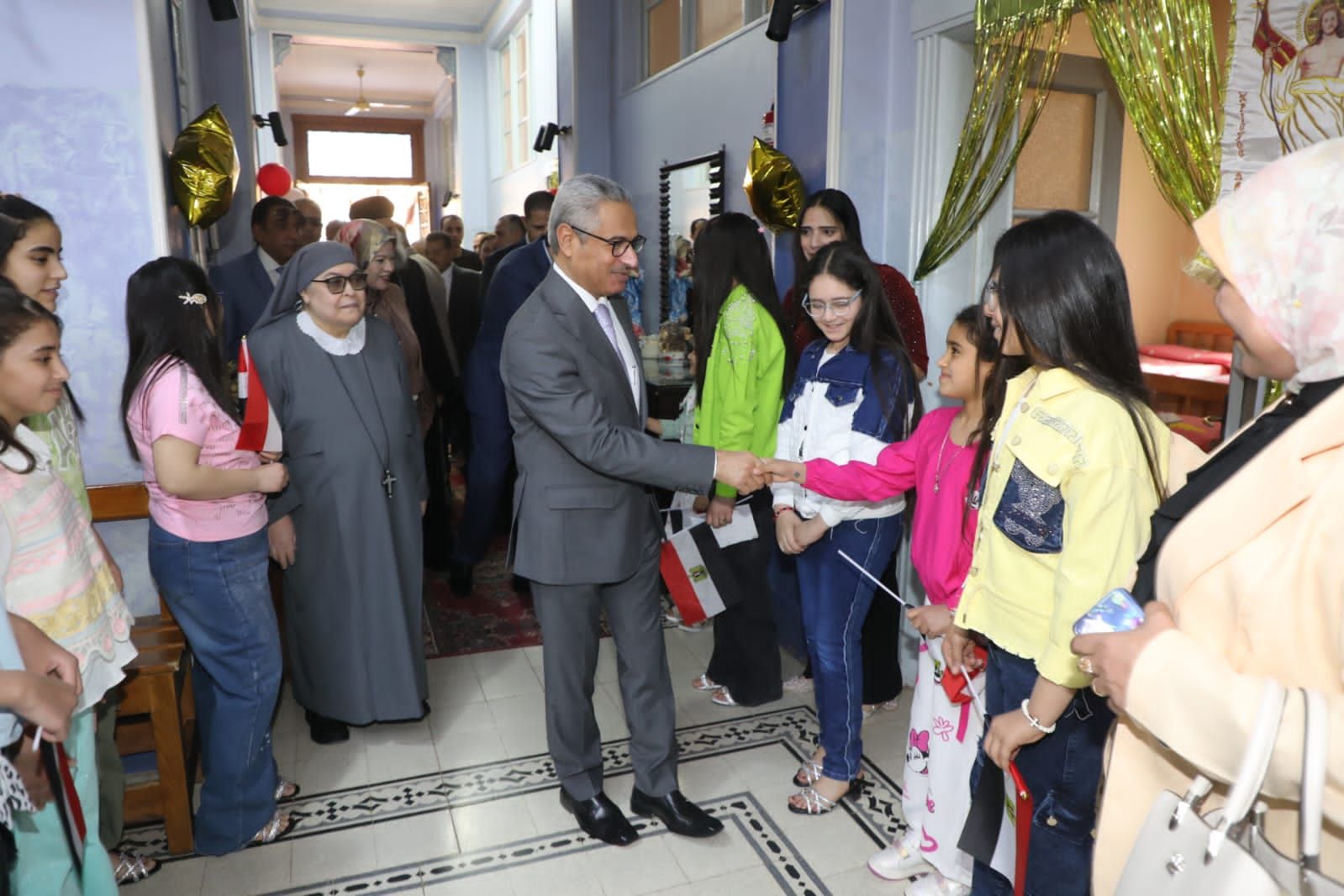 محافظ بني سويف يشارك أطفال دار "صديقات الكتاب المقدس" فرحتهم بعيد القيامة المجيد - الخليج الان