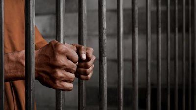 حبس شاب لقيامه باستدراج طالبه والتعدي عليها جنسيا بالشرقية 4 أيام - الخليج الان