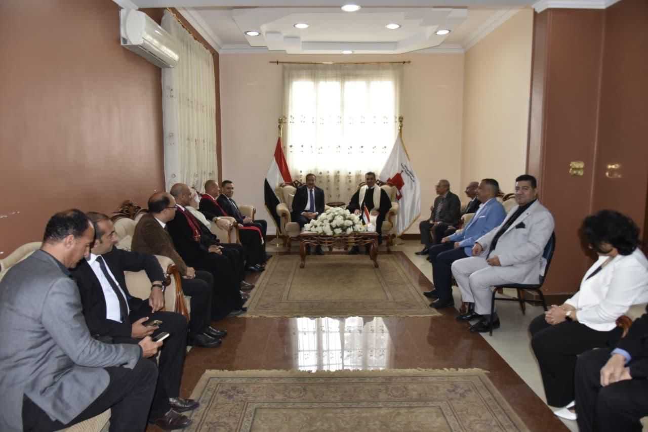 محافظ بورسعيد يشارك الأقباط احتفالات عيد القيامة بالكنيسة الإنجيلية ويؤكد: وحدة المصريين سر قوة الوطن - الخليج الان