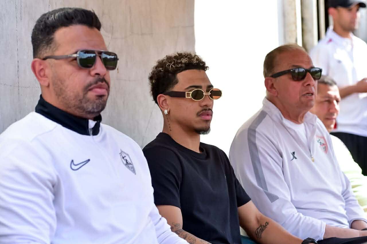 خوان بيزيرا يتابع مباراة فريق الزمالك مواليد 2007 أمام الأهلي في بطولة الجمهورية - الخليج الان