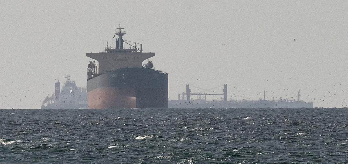 النفط فوق 104 دولارات.. وارتفاع الدولار يهوي بالذهب في بداية تعاملات الأسبوع