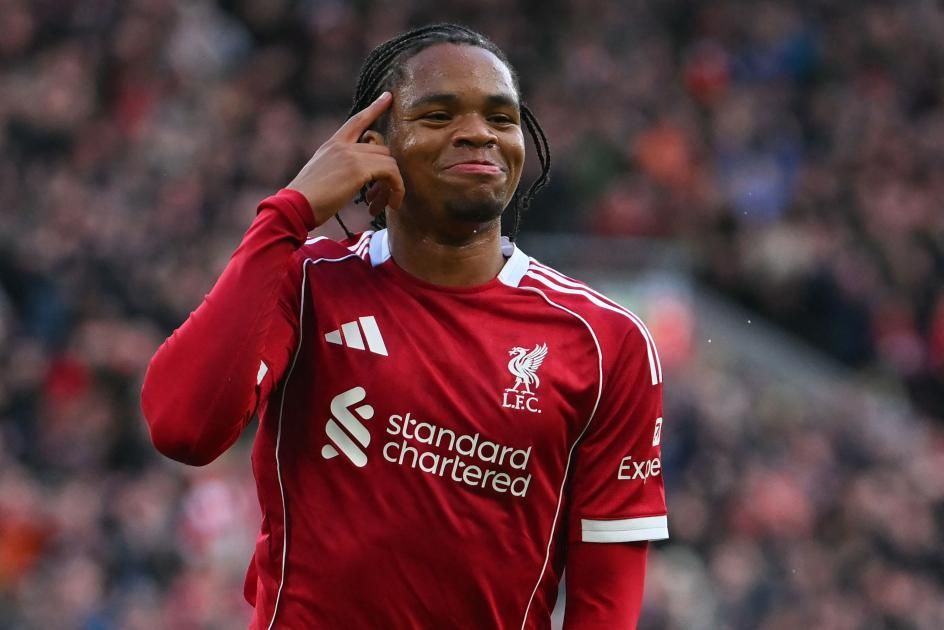 سلوت يتحفظ على إشراك موهبة ليفربول أمام سان جيرمان