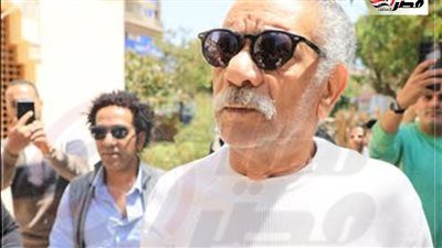 صدمة وانهيار.. سيد رجب يشيع جثمان والد زوجته من مسجد أسد بن الفرات| صور - الخليج الان