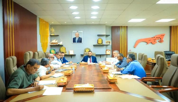 المحافظ "شيخ" يوجه ببدء المرحلة الأولى من مشروع تأهيل شوارع عدن