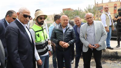 وزير النقل يتفقد مواقع العمل بالطريق الساحلى القنطرة شرق / العريش / رفح بطول 160 كم  - الخليج الان