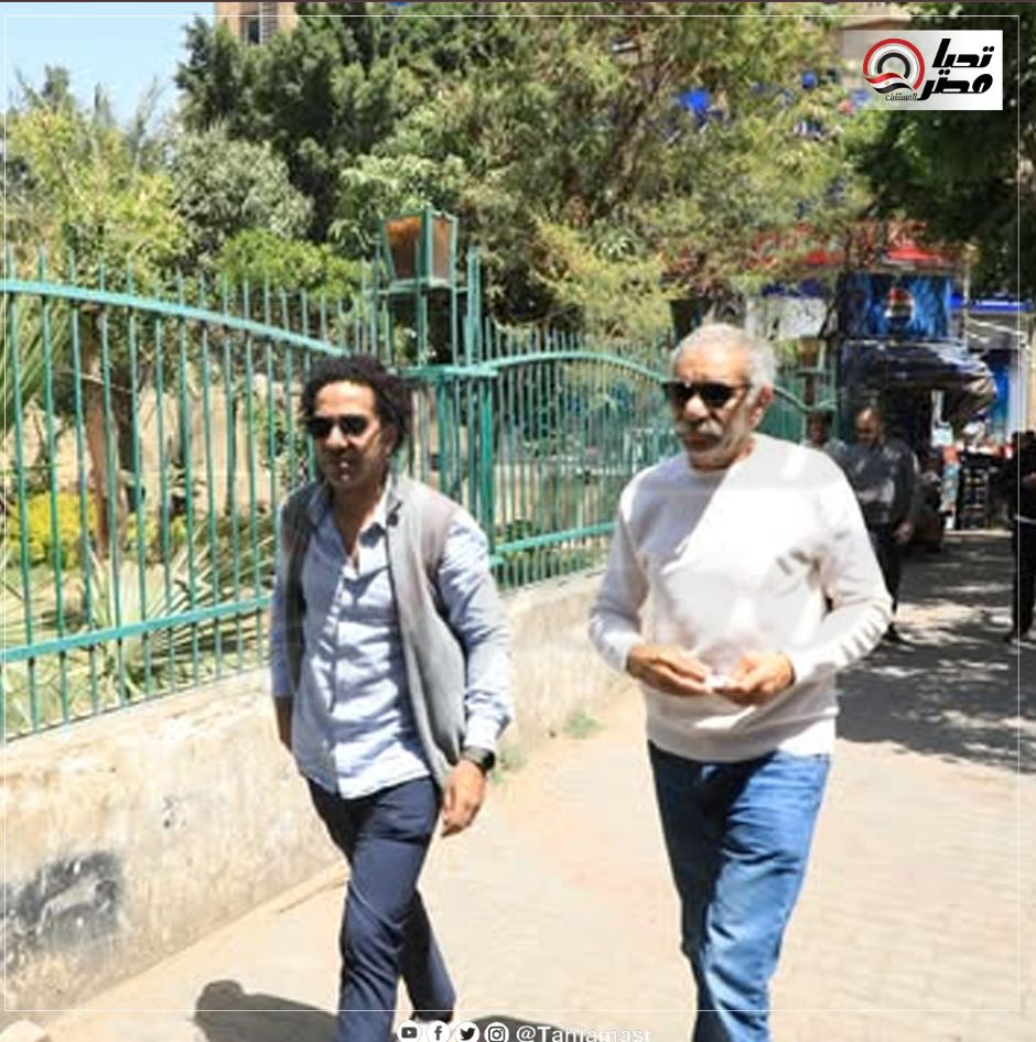 صدمة وانهيار.. سيد رجب يشيع جثمان والد زوجته من مسجد أسد بن الفرات| صور - الخليج الان