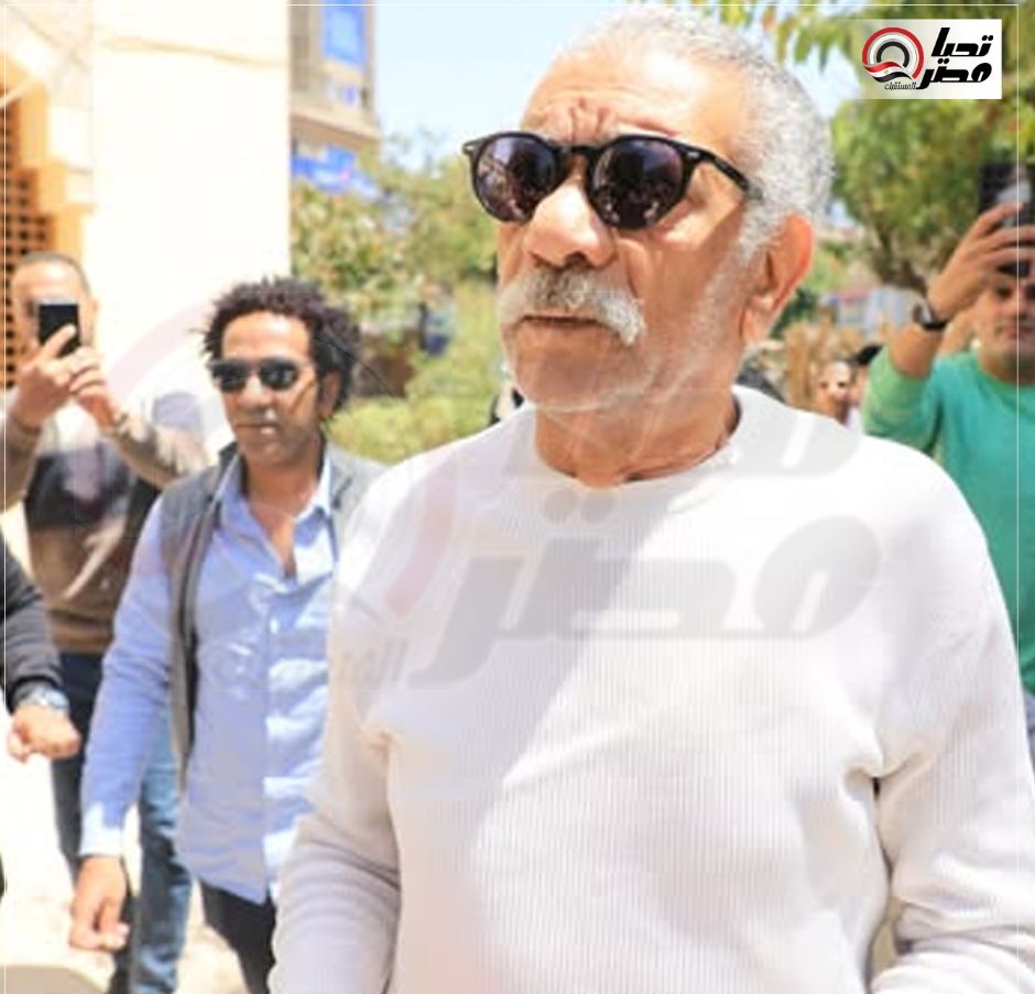 صدمة وانهيار.. سيد رجب يشيع جثمان والد زوجته من مسجد أسد بن الفرات| صور - الخليج الان