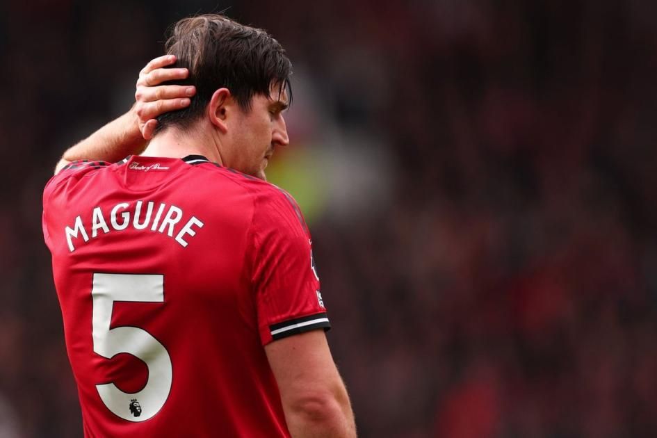 إيقاف مدافع مانشستر يونايتد لإهانته الحكّام يغيّبه عن لقاء تشلسي