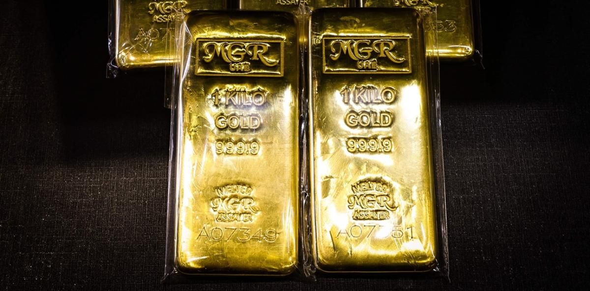 الذهب يتراجع سريعاً عن أعلى مستوى في شهر