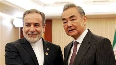 وزير الخارجية الصيني لـ نظيره الإيراني: يجب احترام حقوق طهران في مضيق هرمز وتأمين حقوق الملاحة الدولية - الخليج الان