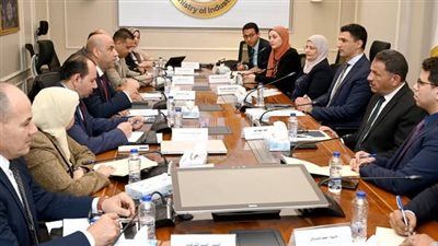 وزيرا الصناعة والعمل يبحثان سبل تعزيز التكامل والتعاون بين الوزارتين في المجالات المشتركة - الخليج الان