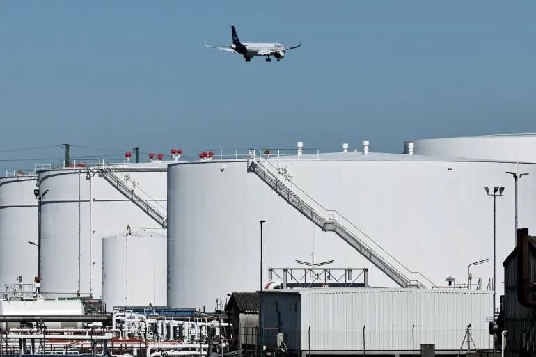 الطائرات تحلق بجناح مكسور