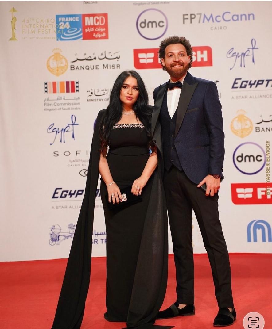 تفاجأت إن المحامية بتاعته لابسة لبسي.. زوجة محمود حجازي تحرر محضر جديد ضده بتهمة تبديد ممتلكاتها - الخليج الان