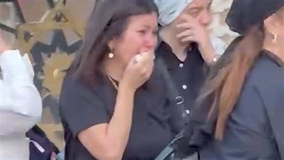 عياط وصدمة.. انهيار الإعلامية دينا رامز في جنازة والدها| صور - الخليج الان