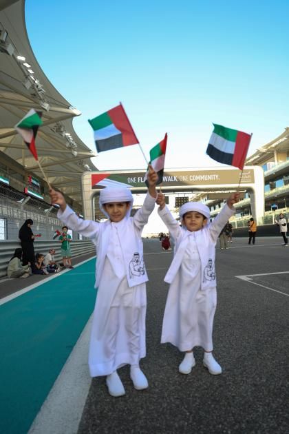 آلاف المواطنين والمقيمين يشاركون في مسيرة «علم واحد..مجتمع واحد»