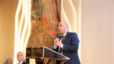 وزير العمل يشهد ثمار مراكز التدريب المهني وتأهيل الشباب لسوق العمل ويوزع عقود عمل لخريجين - الخليج الان