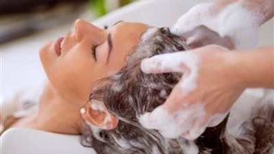 هل تغسلين شعرك يوميًا؟ بين الفوائد والاضرار… أطباء الجلدية يجيبون - الخليج الان