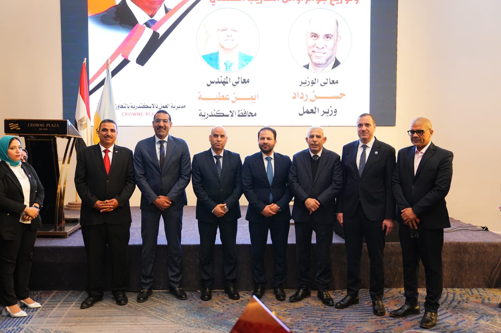 وزير العمل يشهد ثمار مراكز التدريب المهني وتأهيل الشباب لسوق العمل ويوزع عقود عمل لخريجين - الخليج الان