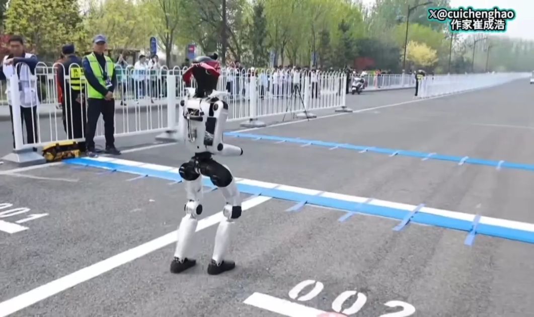 تفكك روبوت عدّاء في سباق ببكين يثير الشكوك حول جاهزية «الماراثون الآلي»