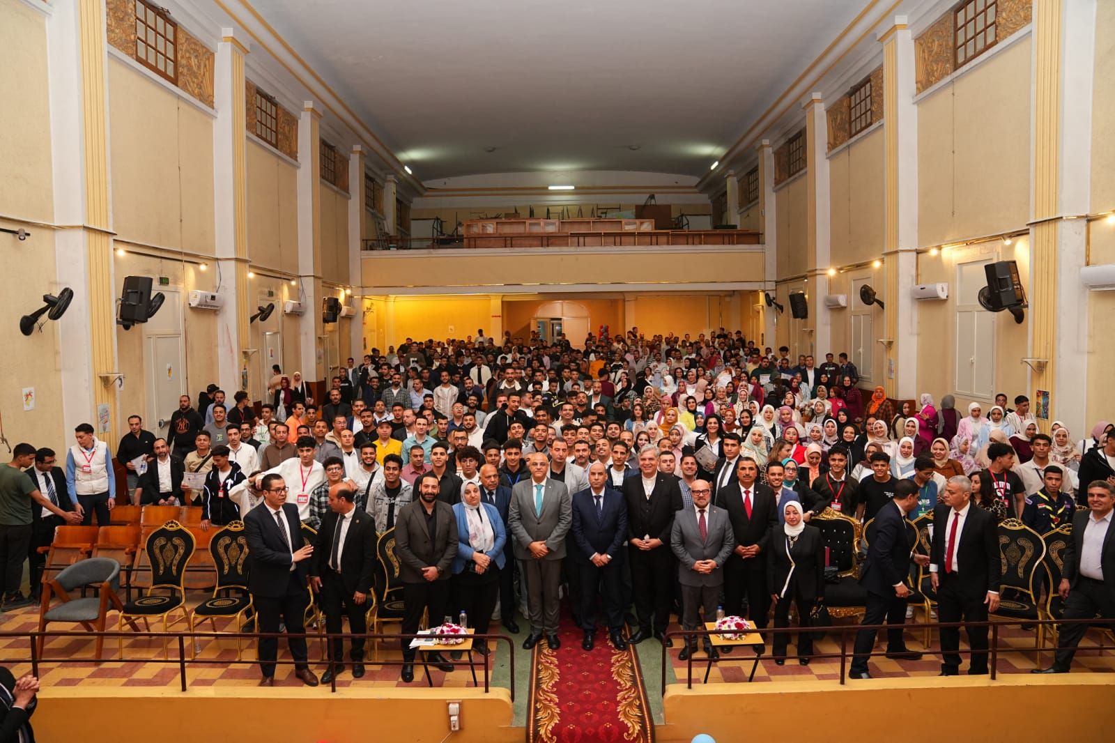 وزير العمل يعلن عن 1200 منحة تدريبية مجانية لتأهيل الشباب لسوق العمل - الخليج الان