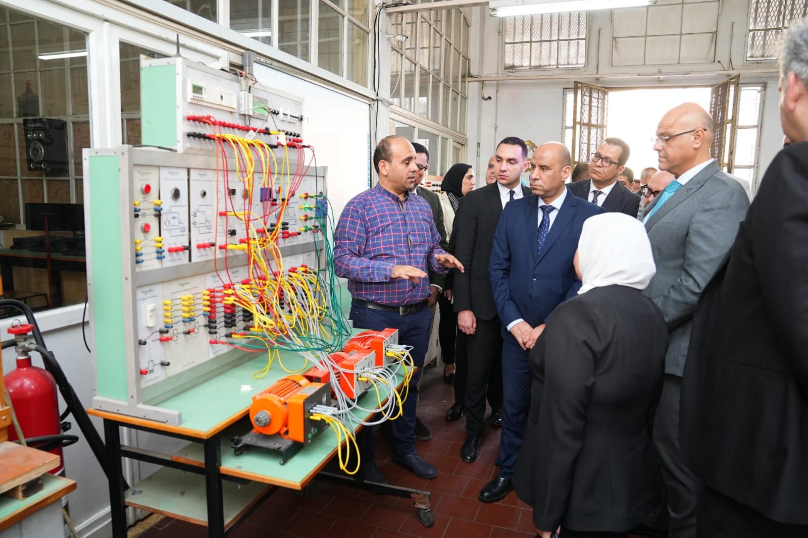 وزير العمل يعلن عن 1200 منحة تدريبية مجانية لتأهيل الشباب لسوق العمل - الخليج الان