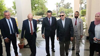 الفريق أسامة ربيع ونقيب الصحفيين يشهدان فعاليات افتتاح البرنامج التدريبي للصحفيين بمركز الإبداع والتميز - الخليج الان