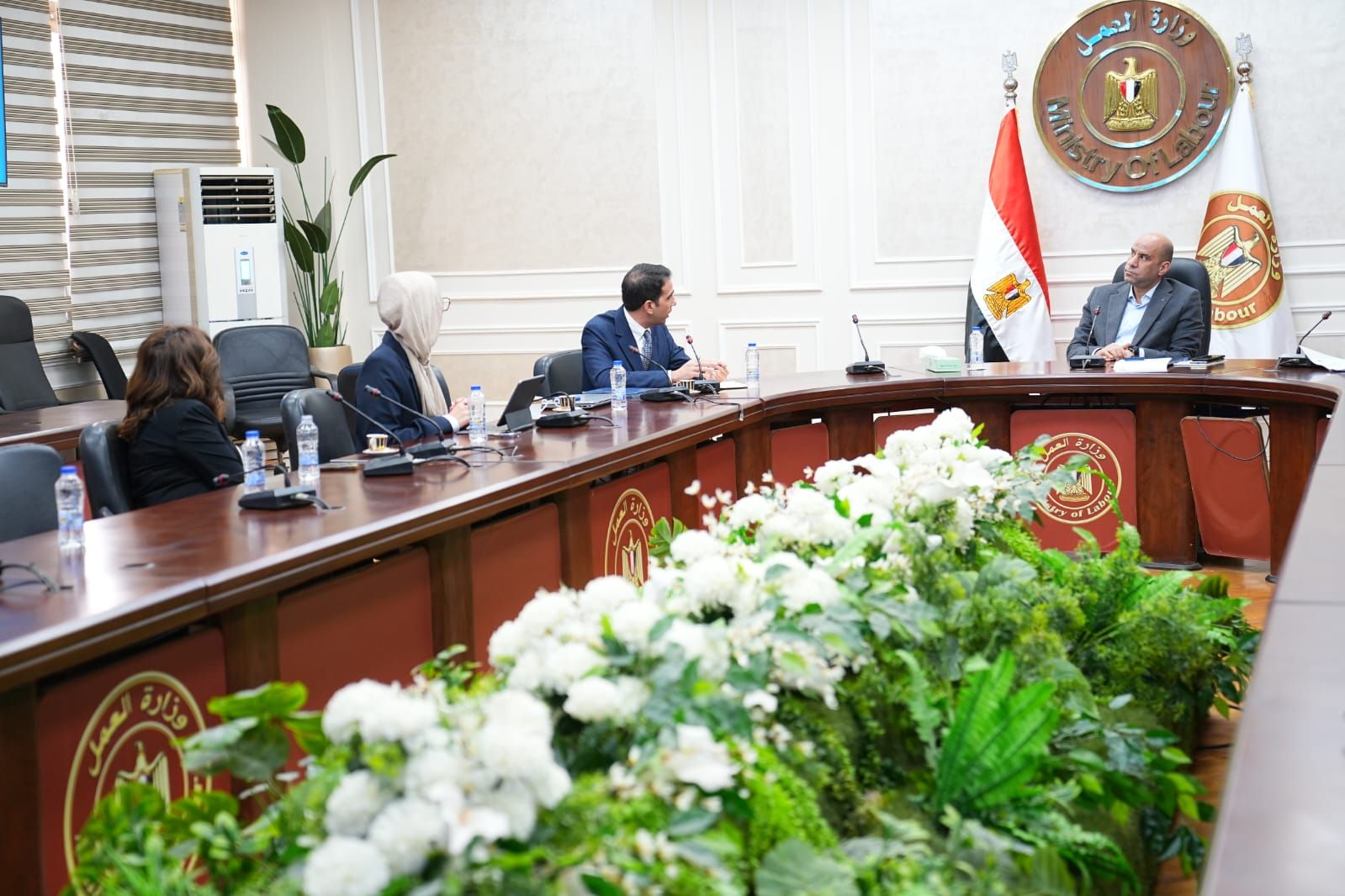 وزير العمل يلتقي وفد مبادرة "الاستثمار من أجل التوظيف" - الخليج الان