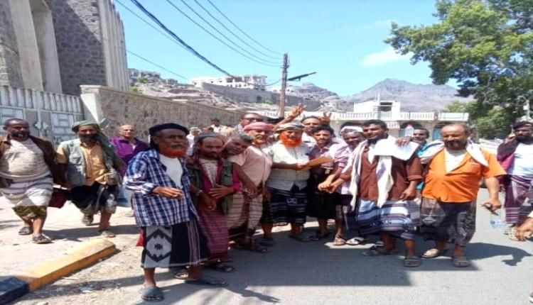 في عدن.. جنود في المنطقة العسكرية الأولى يطالبون برواتبهم المتوقفة