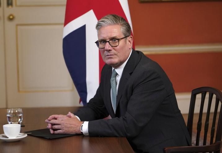 ستارمر يتعهّد بملاحقة مفتعلي الحرائق ضد مواقع يهودية في لندن