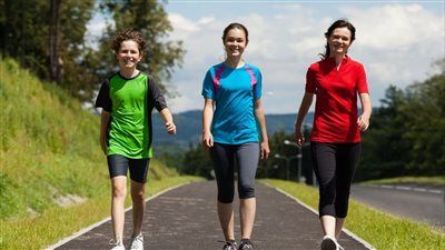 المشي بعد تناول الطعام.. تعزيز للهضم وفوائد صحية متعددة - الخليج الان