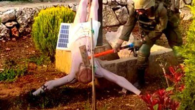 غضب عالمي بعد تداول فيديو لجندي إسرائيلي يحطم تمثال المسيح بمطرقة في لبنان - الخليج الان