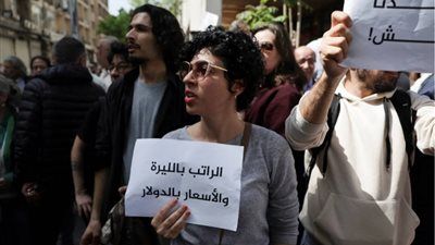 أزمة الموظفين في سوريا.. قرار إنهاء العقود يهدد آلاف العائلات بقطع مصدر رزقها - الخليج الان