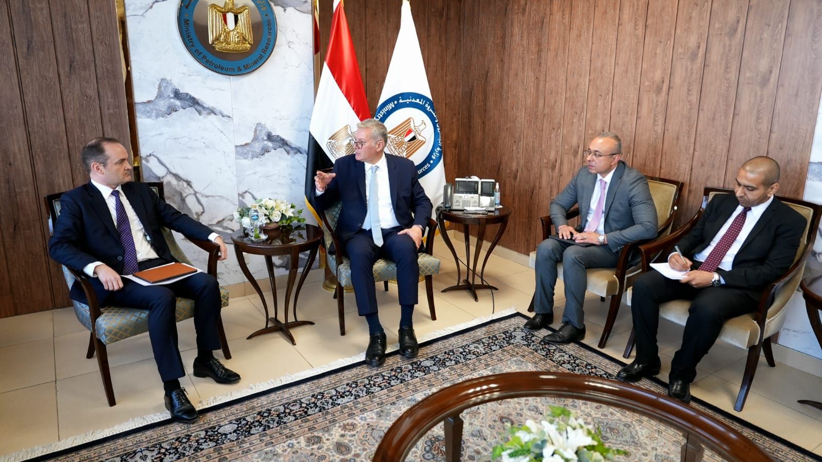 تعزيز التعاون مع «أباتشي».. البترول تبحث رفع الكفاءة وزيادة الإنتاج بالصحراء الغربية - الخليج الان