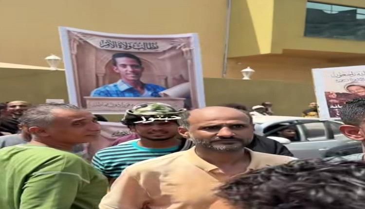 يحيا العدل ..شكرا .. شكرا يا باذيب .. هتافات ومسيرة راجلة عقب صدور حكم الاعدام في المدان بقتل زكريا عزيز /صور