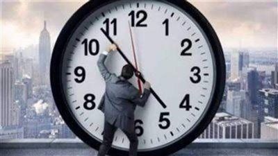 مفيش ساعة 12:30 الليلة.. تطبيق التوقيت الصيفي وتغيير الساعة خلال دقائق - الخليج الان