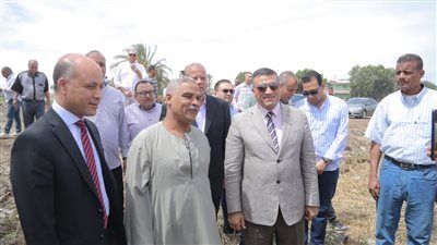 محافظ قنا يطلق إشارة بدء موسم حصاد القمح ويتفقد صومعة الترامسة - الخليج الان