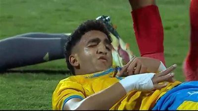 نقل محمد خطاري لاعب الإسماعيلي للمستشفى بعد تعرضه للإغماء بعد نهاية مباراة مودرن سبورت - الخليج الان