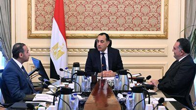 رئيس الوزراء يوجه بالإسراع في الانتهاء من مشروعات القوانين الخاصة بتنظيم سوق المال المصرية - الخليج الان